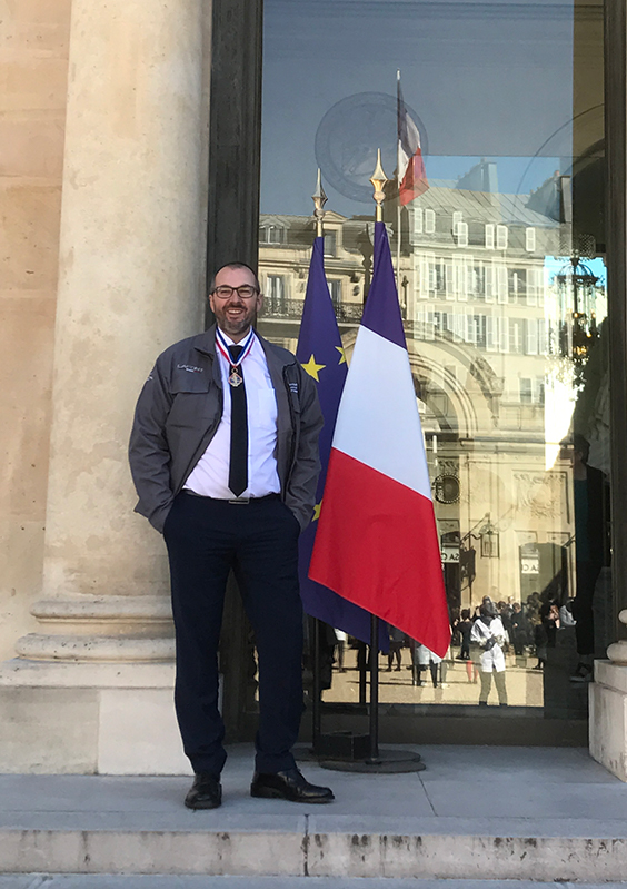 Remise des médailles Frédéric Demoisson sur les marches de l'Elysée